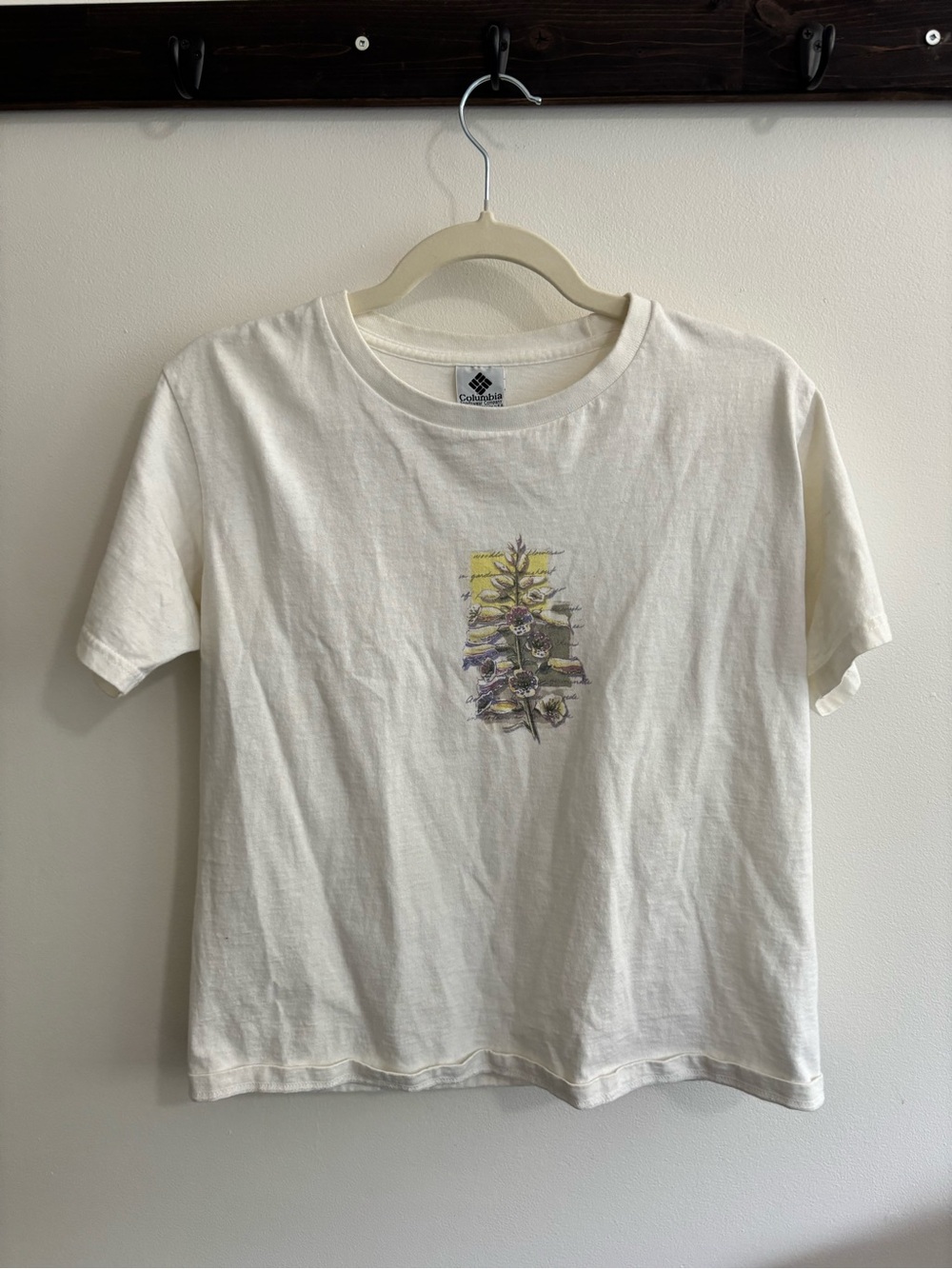 Casual Columbia Women’s White Graphic Short-Sleeve Tee- 100% Cotton- Size Medium